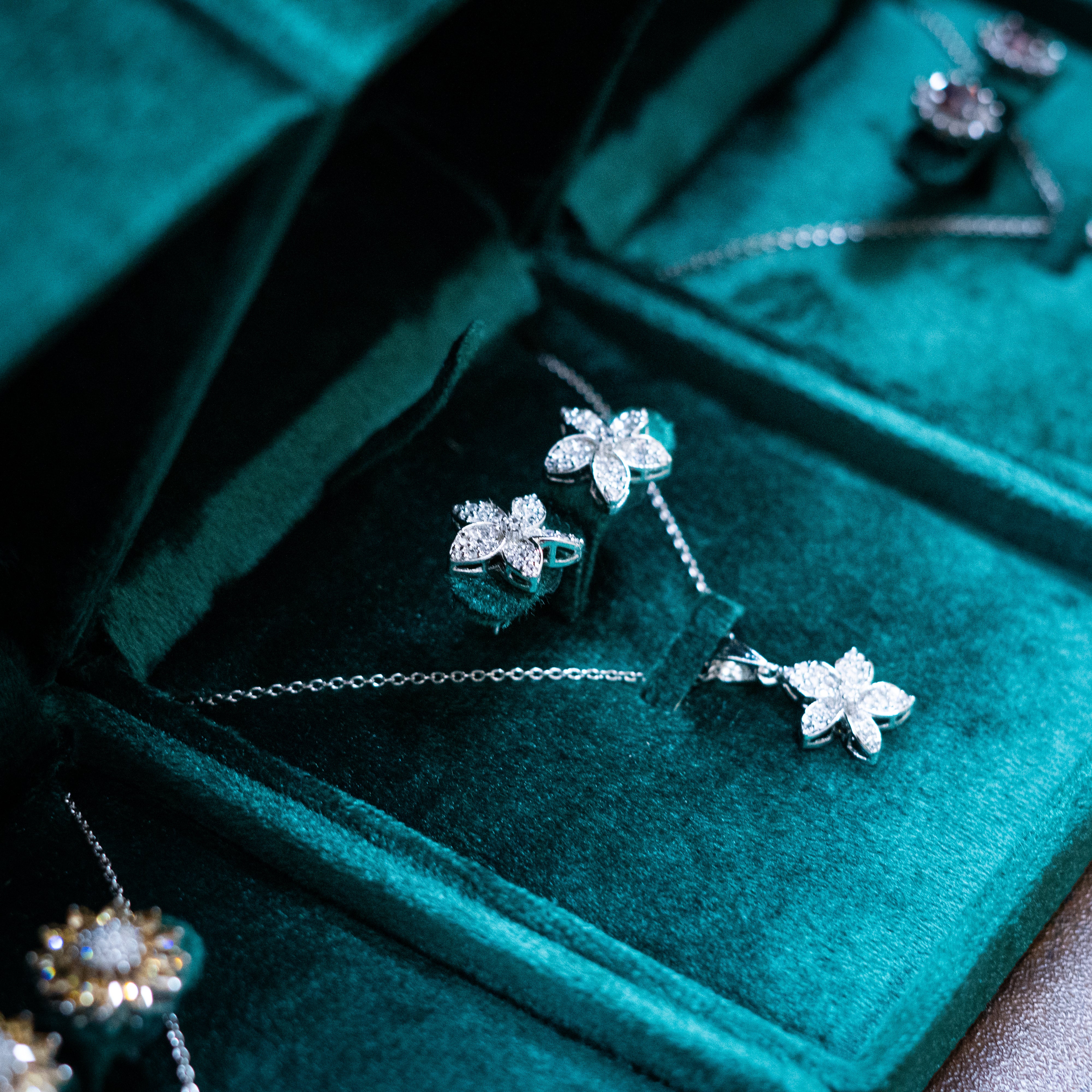 Five Petals Pendant Set - Zumorrud