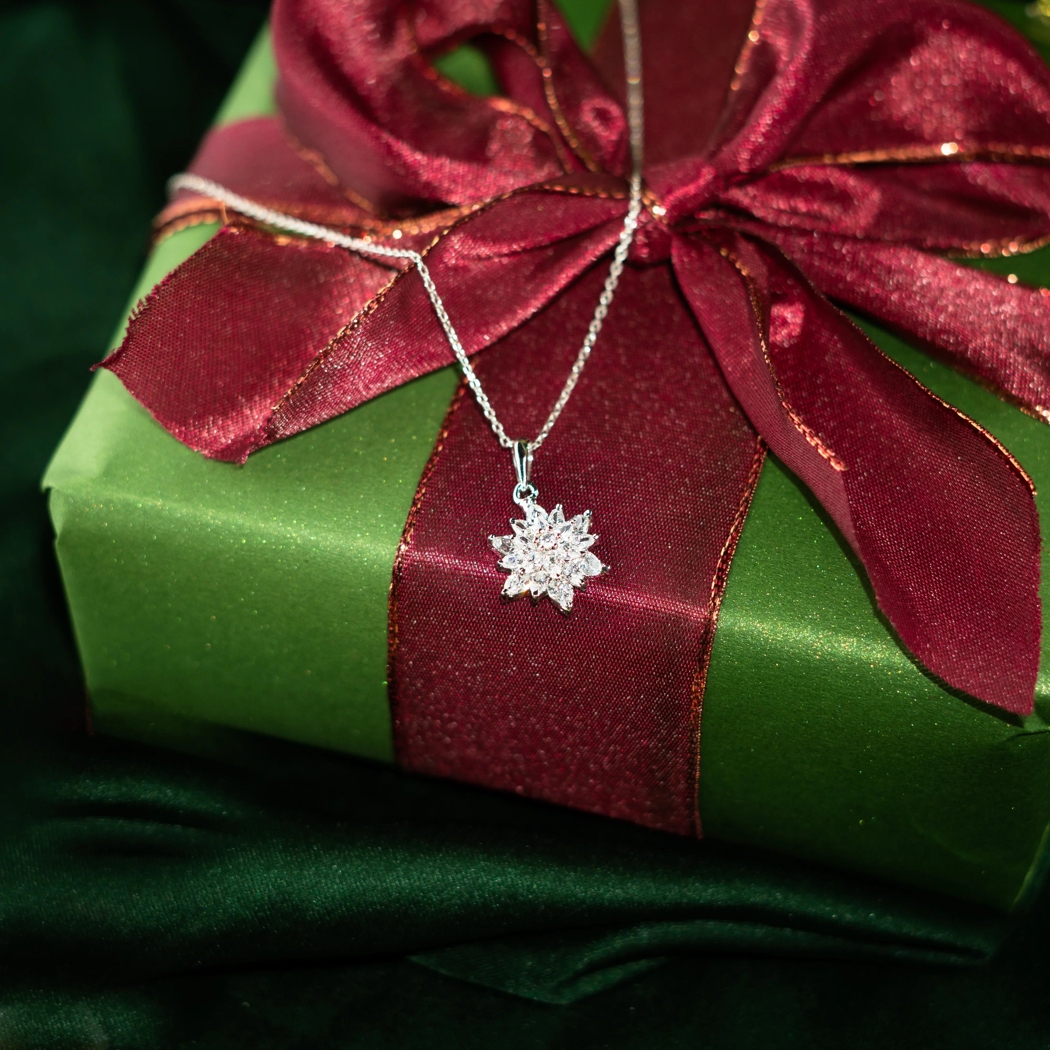 Lotus Heart Pendant - Zumorrud